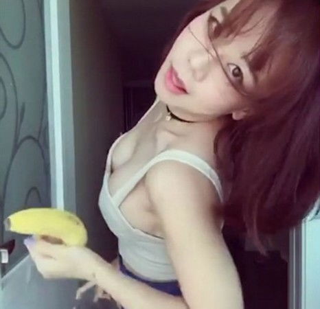 韩国女孩捧食物大跳热舞亲吻死鱼引争议