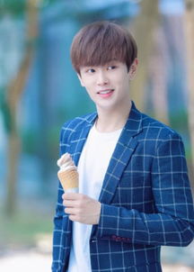 爱豆们的蓝色系造型李汶翰男二脸,灵超穿校服有点帅