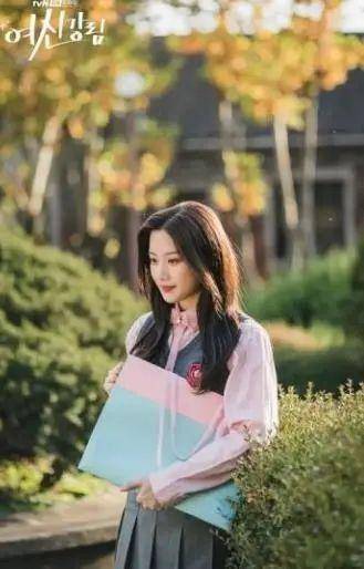 她是万年不红女配,却靠化妆换头征服了全韩最帅的男人