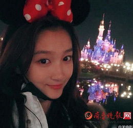 关晓彤晒照迪士尼给关晓彤拍照的是个女生