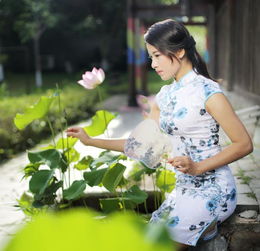 白色系列的女生头像人像摄影