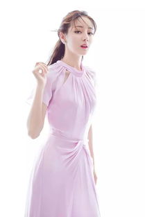热巴难得浓妆打扮亮相节目,立体五官似真人芭比,优雅梦幻好女神