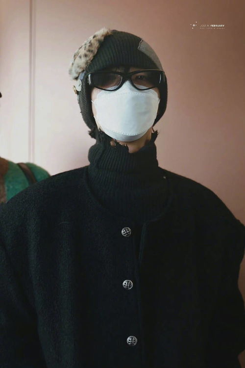 黄明昊今日机场造型毛线帽黑色系穿搭,男友风质感穿搭超帅