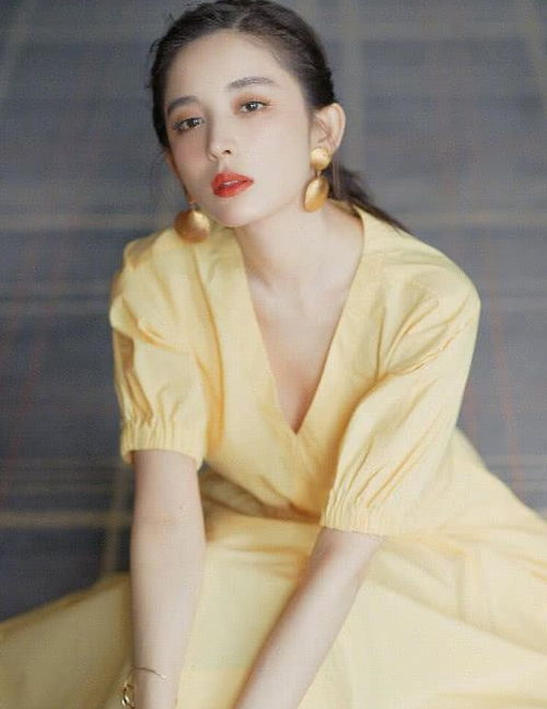 娜扎近照公开,港风黄裙勒出蚂蚁腰,撞衫刘亦菲你选谁