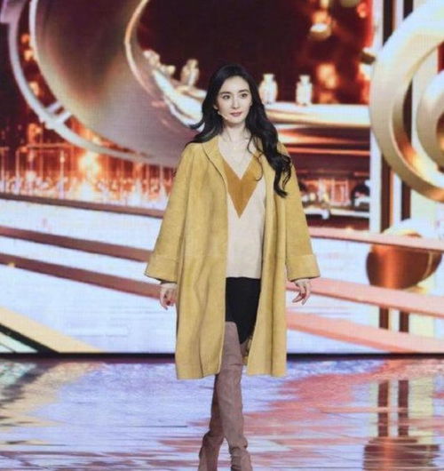 冬天告别暗沉色系,跟明星学习黄色系穿搭,穿出气质与活力