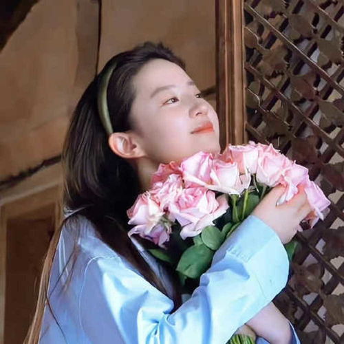 刘亦菲捧花头像出圈,颜值没有尴尬期,出道20多年颜值依旧在巅峰